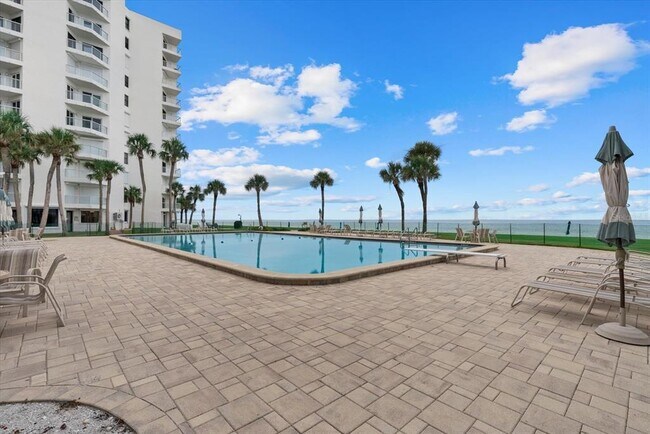 Building Photo - 1000 Longboat Club Rd