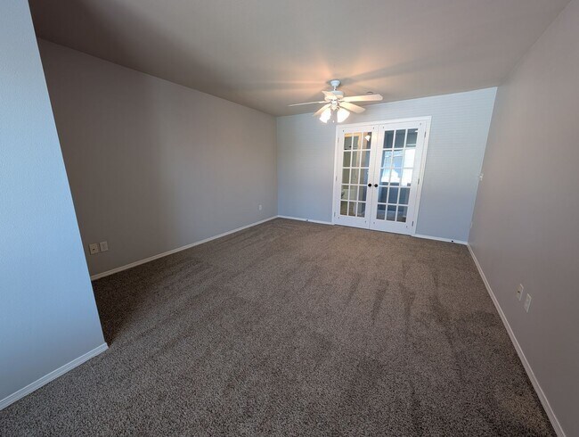 Building Photo - 4 Bedroom, 2.5 Bath DuPont Home!