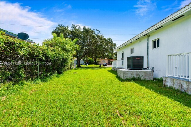 Building Photo - 580 Lee Dr