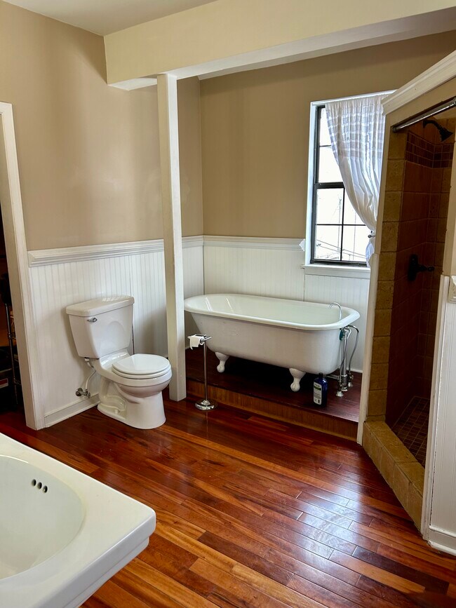 Master Bath - 10 S Crenshaw Ave