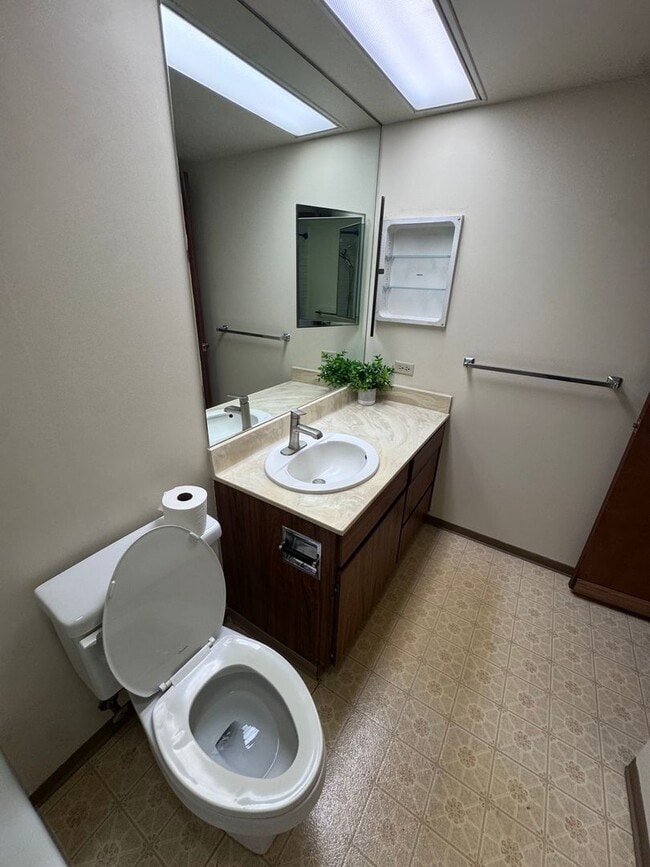 Building Photo - 2 Bed, 2 Bath with reserved, covered parking. Washer/Dryer in unit -Country Club Plaza in Salt Lake