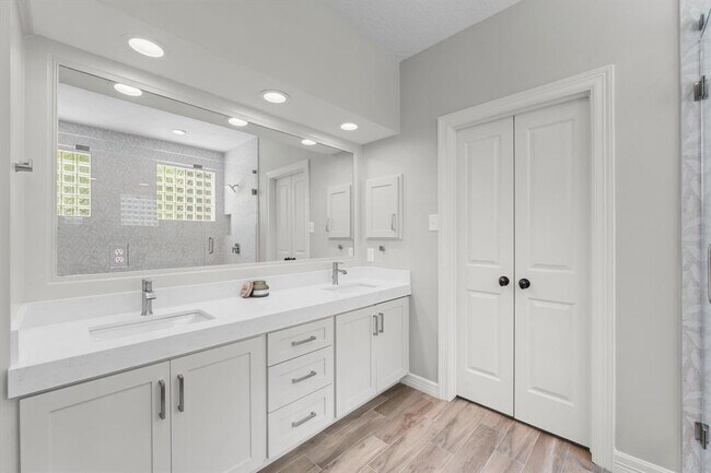 Building Photo - 6 Woodmere Pl