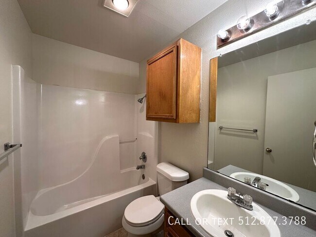 Building Photo - 2203 Creekside Ln