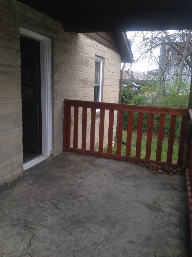 Building Photo - Spacious 5 bedroom, 2 bath house! Availabl...