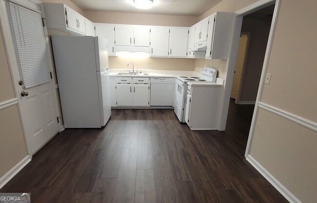 Building Photo - 5 Rockcreek Dr