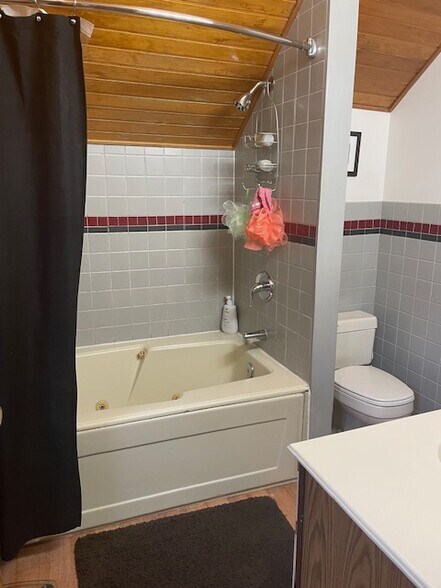 3rd floor bathroom with jetted tub - 120 Edgerton St
