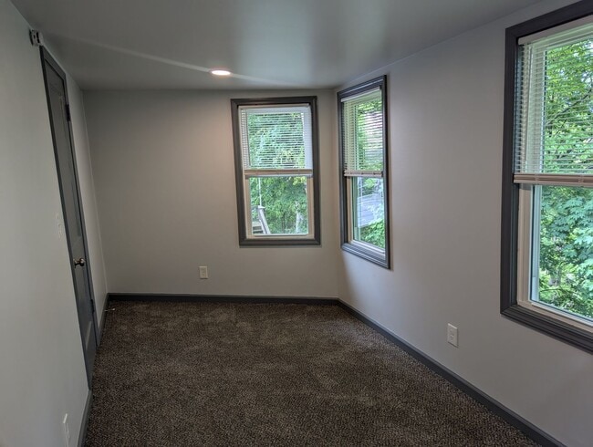 Building Photo - Newly Remodeled 2nd floor Apartment with v...