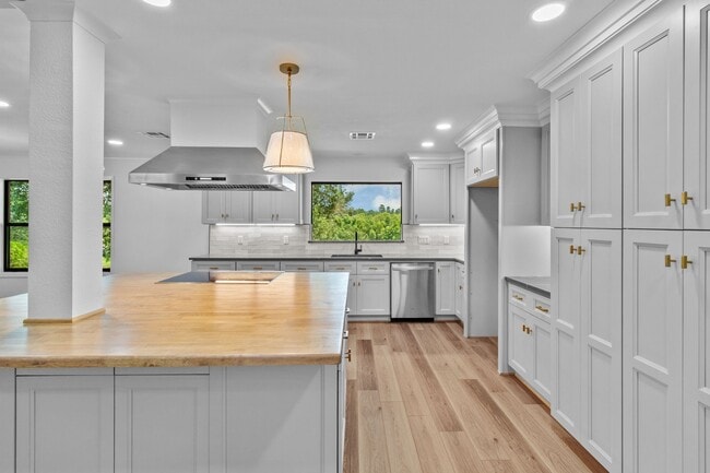 Building Photo - 128 Schooner