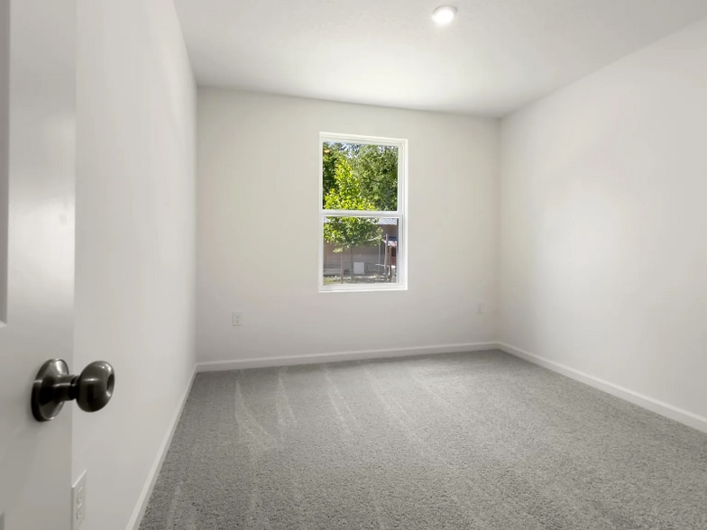 Building Photo - 115 Tiger Lily Ln