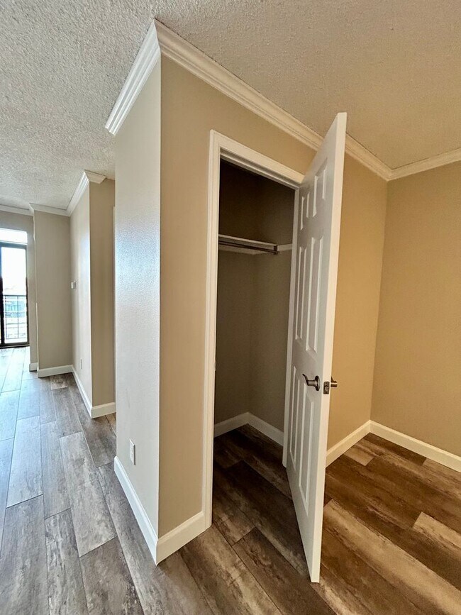 Building Photo - Beautiful 1-Bedroom Condo at Mountain Shadow Condominiums