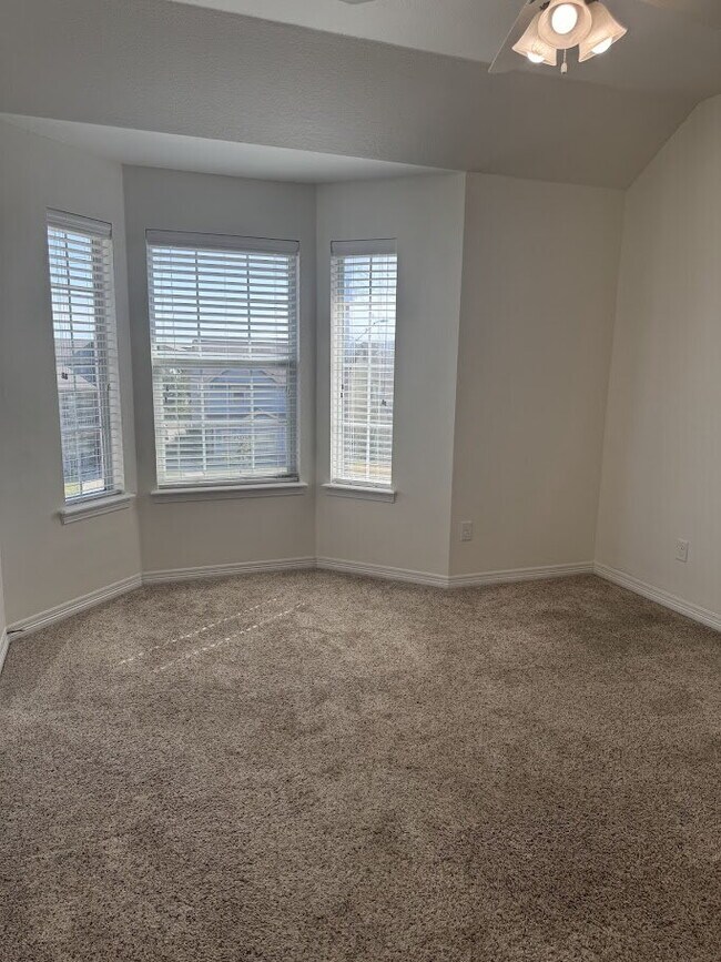 Building Photo - 4 Bedrooms and 4.5 baths in College Station