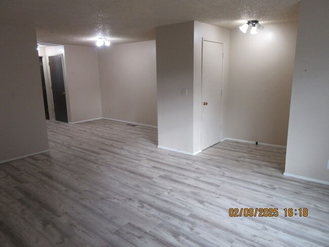 Building Photo - Updated, spacious one bedroom