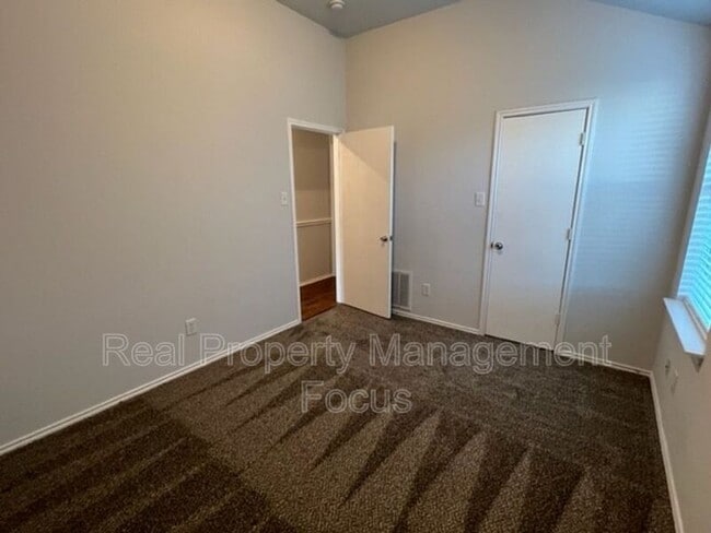 Building Photo - 1004 Trickham Dr