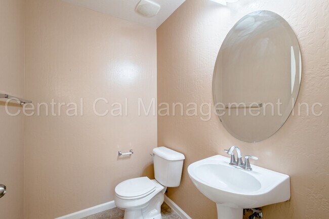 Building Photo - Large 4 Bedroom/2.5 Bath Home with a Large Loft - $2795 Per Month!