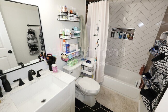 Building Photo - 936 Halsey Ln