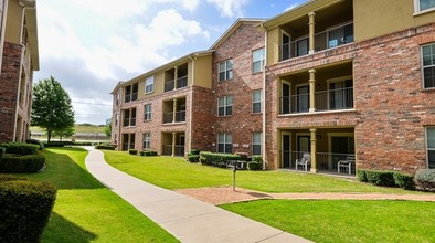 Lost Creek Apartments - Grand Prairie, Tx 