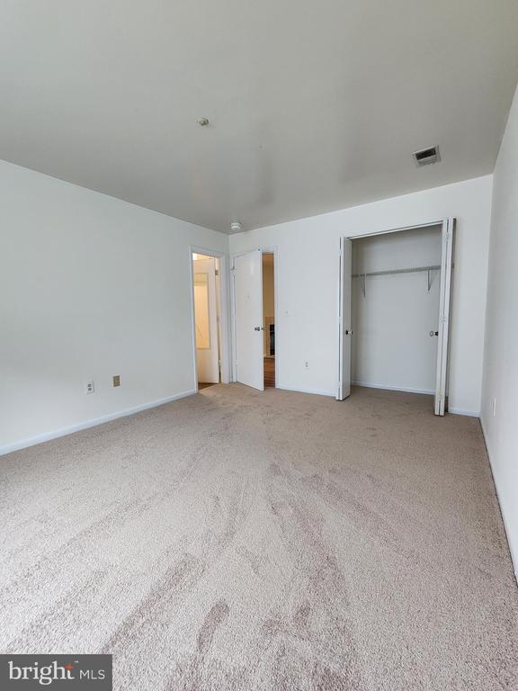 Building Photo - 10 Greystone Ct