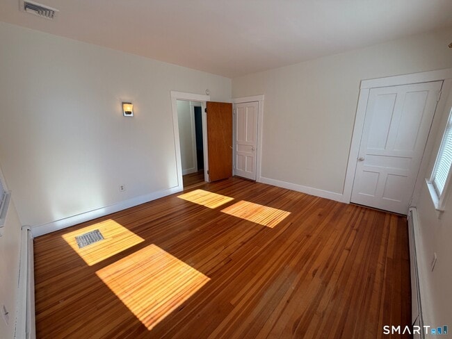 Building Photo - 10 Short St