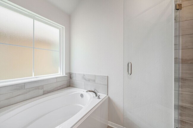Building Photo - 4 Bedroom- Like New Home in Sterling Ridge...