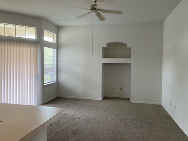 Building Photo - 3rd floor 2bed 2bath on Golf Course