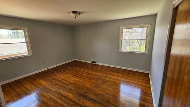 Building Photo - 4 Bedroom Single Family Home