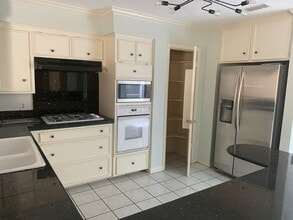 Building Photo - 5 Bendwood Dr