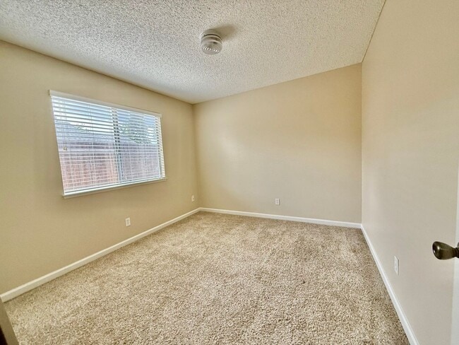 Building Photo - Charming home available Immediately