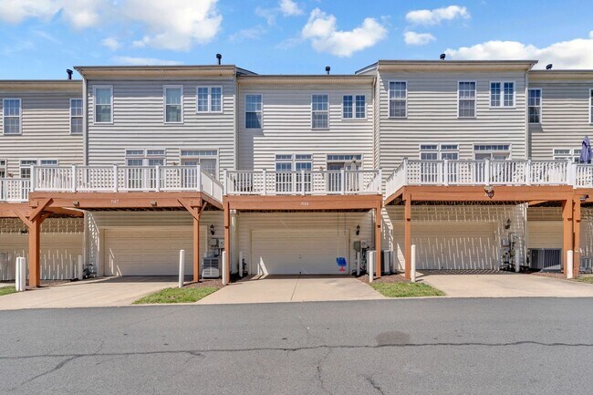 Building Photo - Beautiful 3-level 3 BR 2.5BA Townhome in P...
