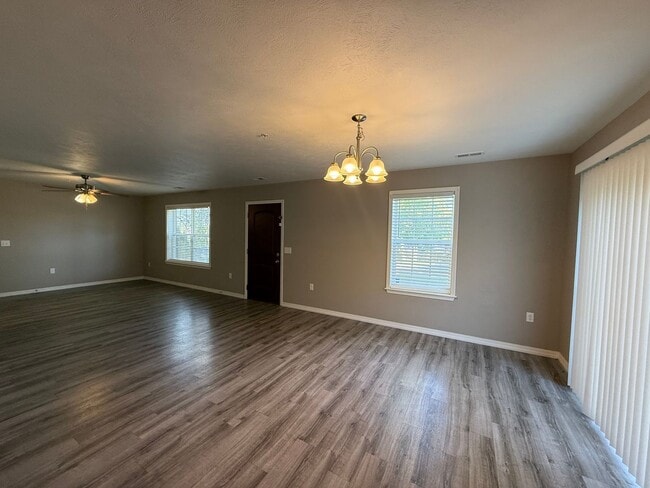 Building Photo - 3BR Townhouse near Holiday Hills