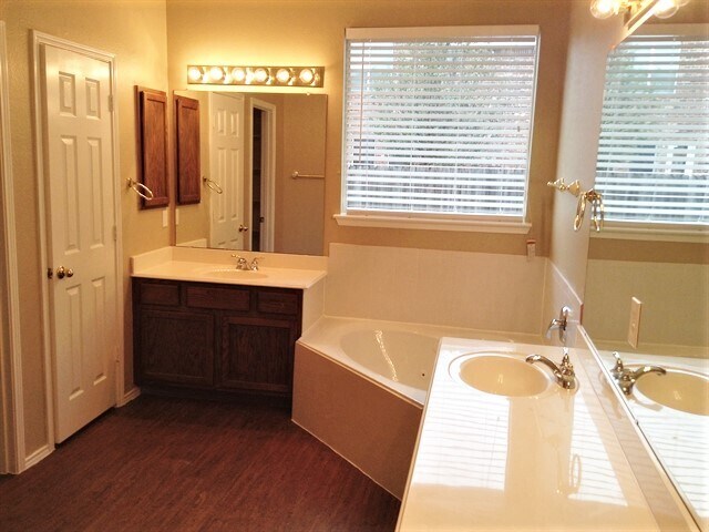 Building Photo - 1360 Calvert Dr