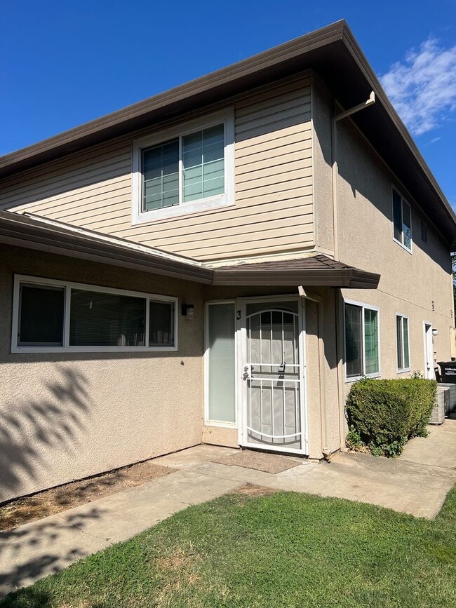 Building Photo - UPDATED 2 BEDROOM CONDO!!