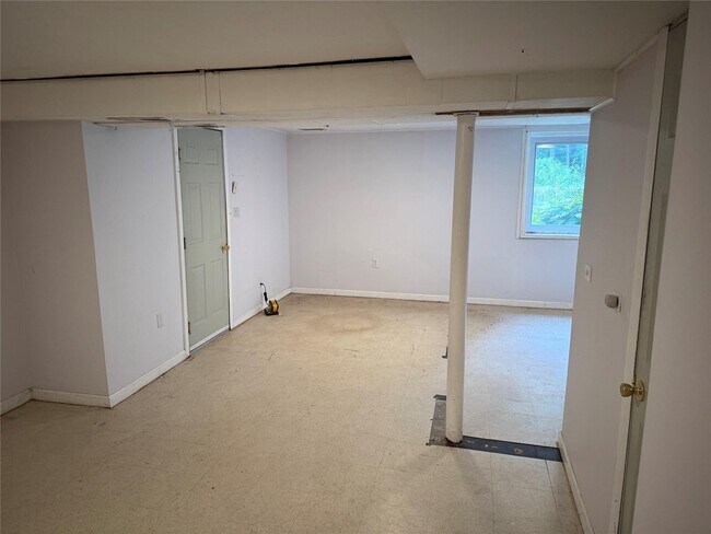 Building Photo - 102 Putnam Rd