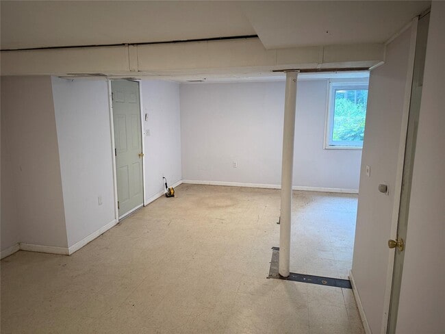 Building Photo - 102 Putnam Rd