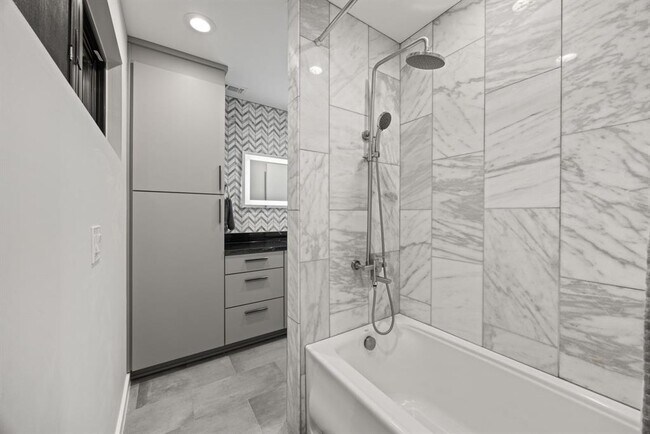 Building Photo - 3610 Thompson St