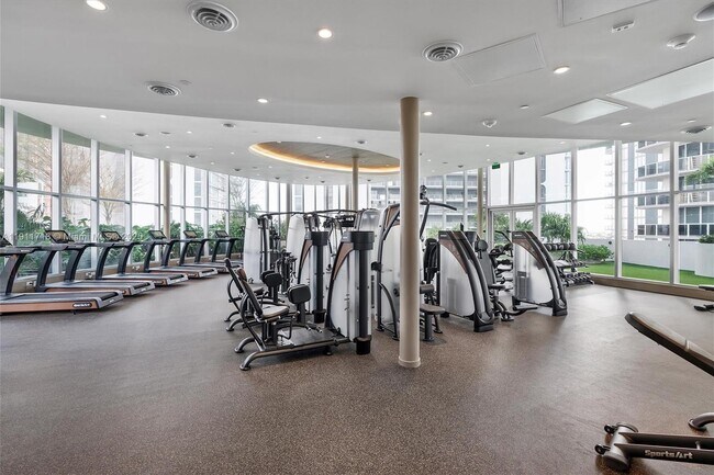 Building Photo - 700 NE 24th St