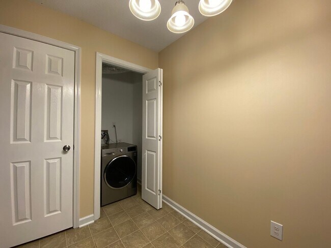 Building Photo - 568 Brookside Ct