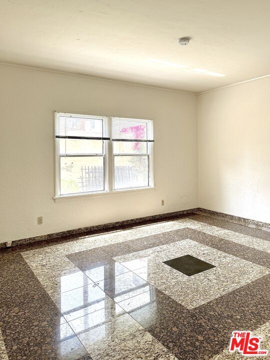 Building Photo - 121 N Swall Dr