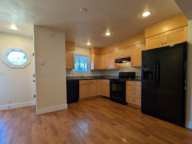 Building Photo - Beautiful 2-Bedroom, 2.5-Bath Condo Near Amazon Park!