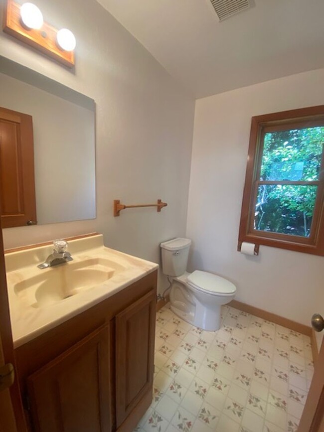 Building Photo - Private / executive 3/2 by Sequoia Park