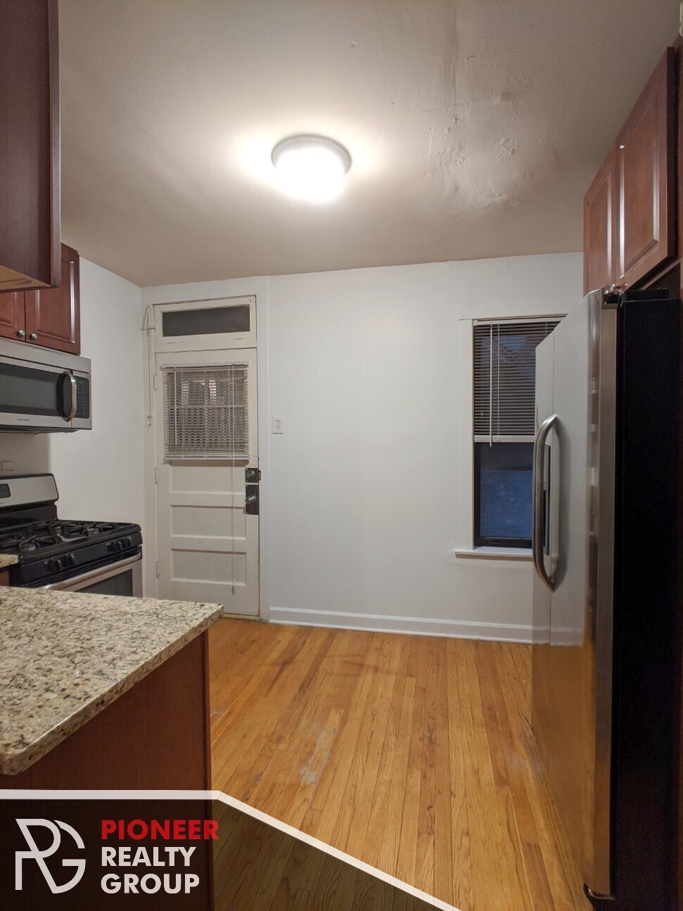 Building Photo - 2122 W Ainslie St