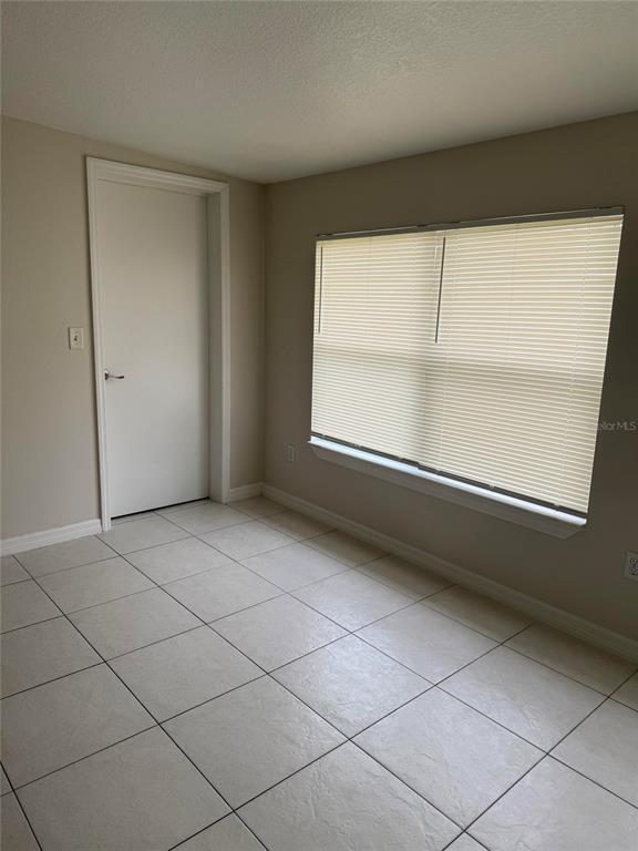 Building Photo - 421 Kentia Rd