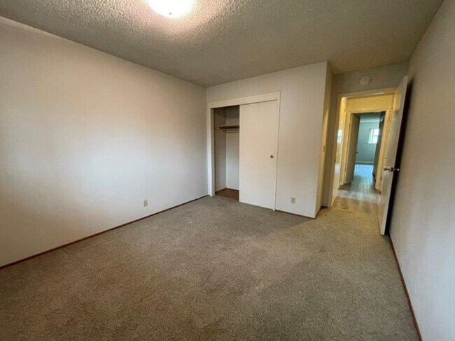 Building Photo - Desired Greenhaven 4 Bedroom
