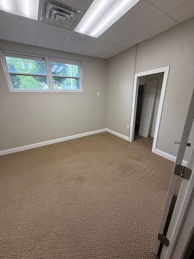 Building Photo - 4br, 2ba home with two large garages