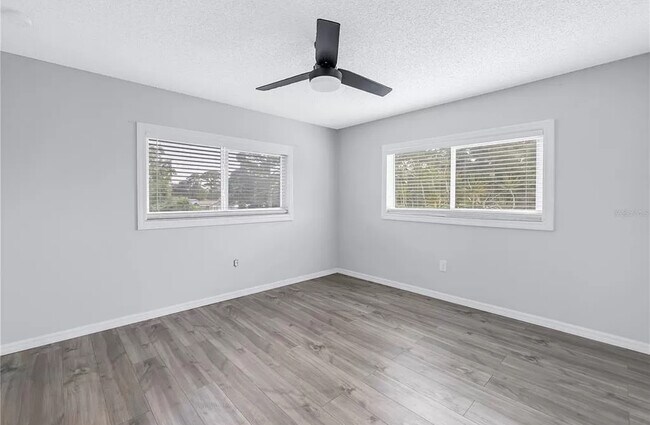 Building Photo - 251 SW Lincoln Cir N