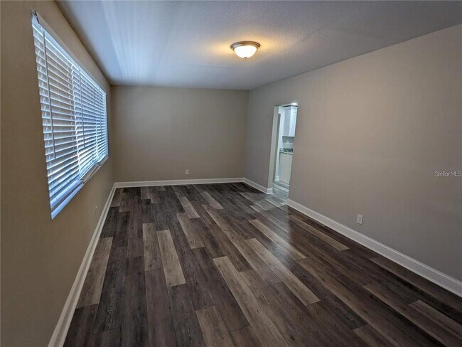 Building Photo - 4105 W Mango Ave