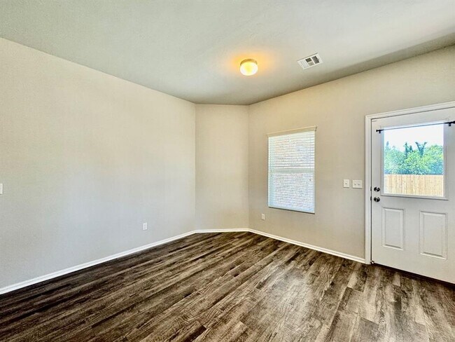 Building Photo - 933 Klare Ln