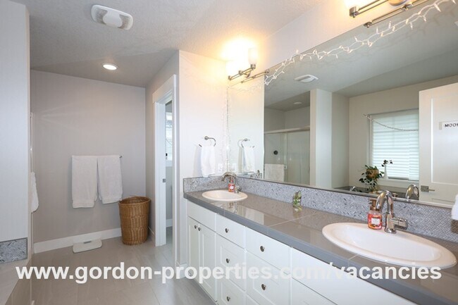 Building Photo - SE Golden Eagle Ln - 4 bedroom home in Hap...