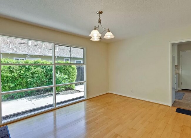 Building Photo - Spacious & Bright Home Close to Parks, Schools, Shopping and More!