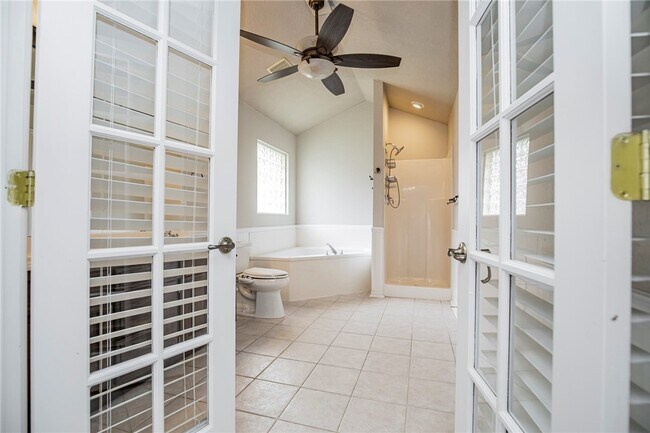 Building Photo - 2803 Foxwood Dr