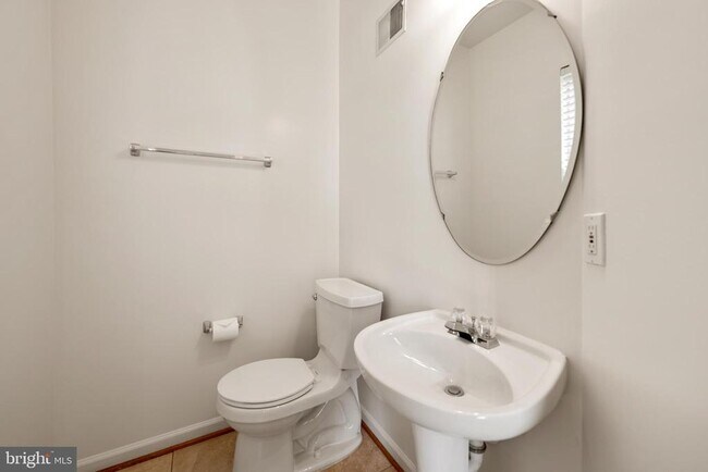 Building Photo - 956 Harrison Cir